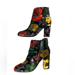 C EST 1946 Size 7 Velvet Boots